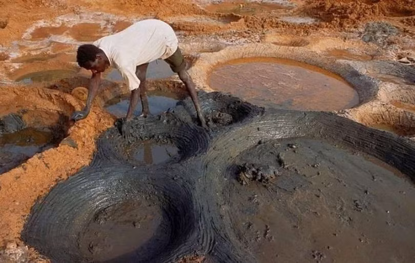 Nơi người dân làm muối từ đất sét