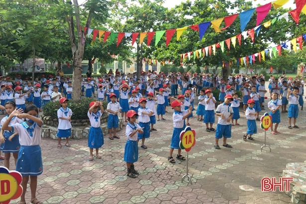 Học sinh tiểu học Hà Tĩnh hào hứng từ tuần học đầu tiên