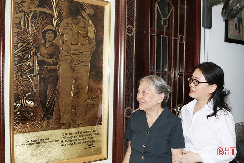 Trao tặng tranh của Chánh án TAND Tối cao cho “O du kích nhỏ”