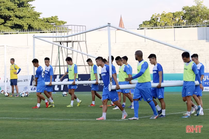 Cầu thủ Than Quảng Ninh khen mặt sân Hà Tĩnh đẹp trước trận tứ kết Cúp Quốc gia