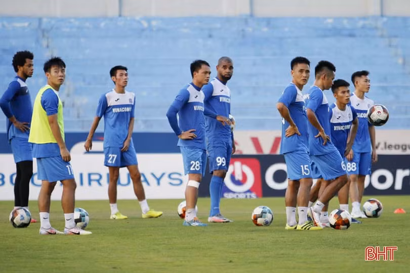 Cầu thủ Than Quảng Ninh khen mặt sân Hà Tĩnh đẹp trước trận tứ kết Cúp Quốc gia