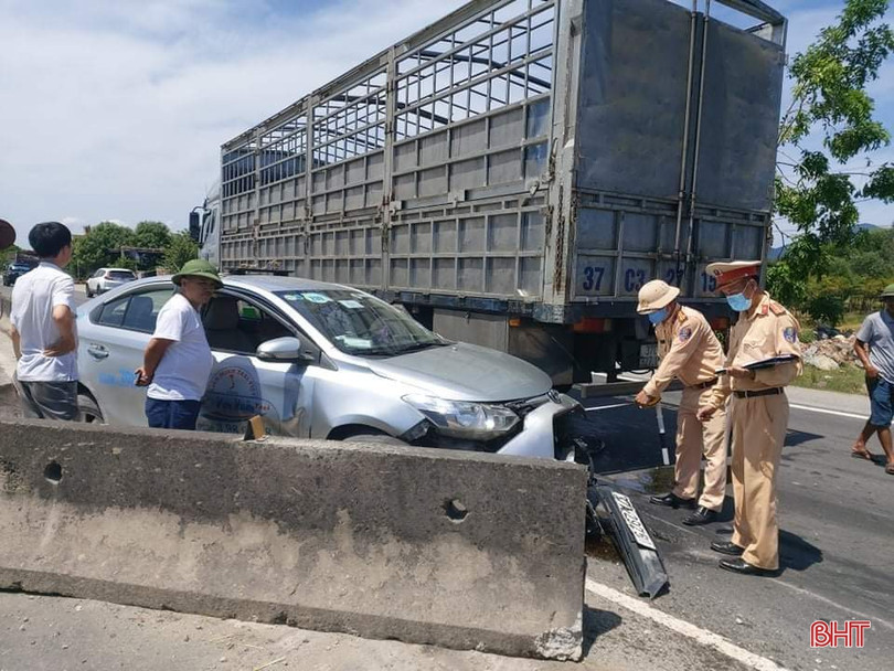 Sau va chạm với xe tải, taxi Vạn Xuân đâm lật nhiều dải phân cách