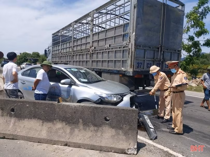 Sau va chạm với xe tải, taxi Vạn Xuân đâm lật nhiều dải phân cách