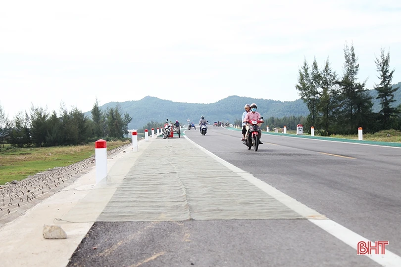 Ẩn hoạ tai nạn giao thông khi phơi hải sản trên tuyến đường ven biển Hà Tĩnh