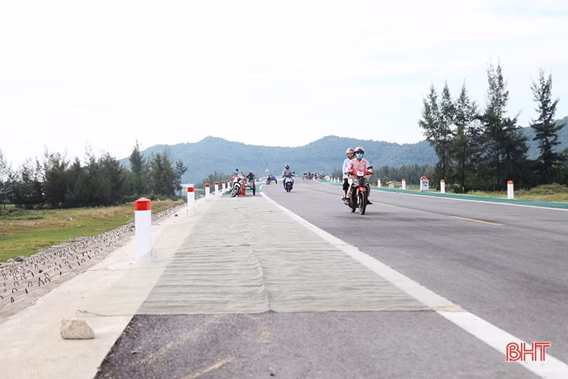 Ẩn hoạ tai nạn giao thông khi phơi hải sản trên tuyến đường ven biển Hà Tĩnh