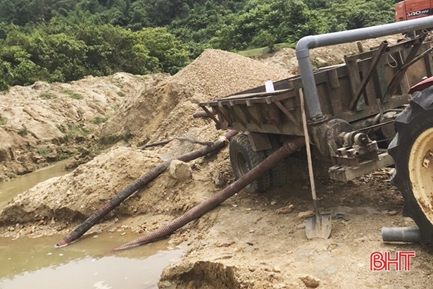 Liên tiếp bắt quả tang khai thác cát trái phép trên các địa bàn miền núi Hà Tĩnh