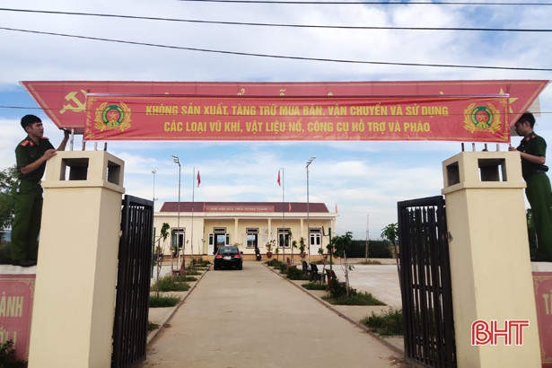 Hà Tĩnh: Người dân nộp vũ khí, vật liệu nổ, công cụ hỗ trợ... đổi lấy quà