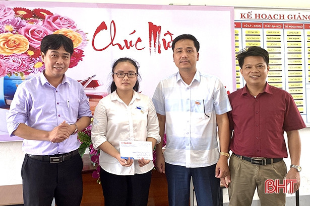 Hội Phụ nữ Hà Tĩnh tại Đức tặng quà cho 26 hoàn cảnh đặc biệt khó khăn