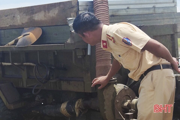 Liên tiếp bắt quả tang khai thác cát trái phép trên các địa bàn miền núi Hà Tĩnh