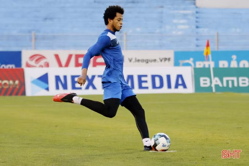 Cầu thủ Than Quảng Ninh khen mặt sân Hà Tĩnh đẹp trước trận tứ kết Cúp Quốc gia