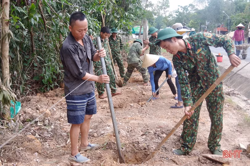 Bộ CHQS Hà Tĩnh huy động cán bộ, chiến sỹ hỗ trợ xã Phúc Đồng xây dựng nông thôn mới
