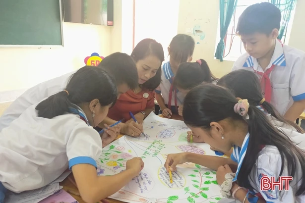 Học sinh tiểu học Hà Tĩnh hào hứng từ tuần học đầu tiên