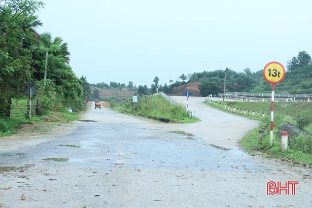 Cần có biển báo đi đường tránh tại cầu tạm trên tỉnh lộ 552