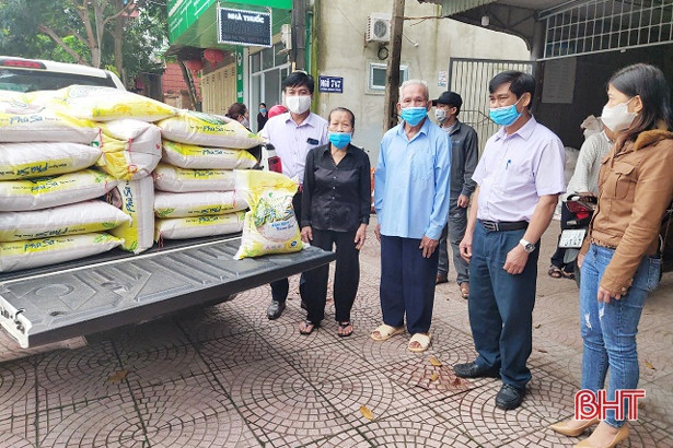 Giáo dân 91 tuổi ở TP Hà Tĩnh ủng hộ 1,1 tấn gạo phòng, chống dịch Covid-19