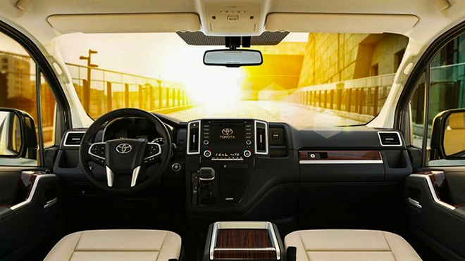 Xe MPV gia đình cỡ lớn Toyota Granvia xuất hiện tại Việt Nam