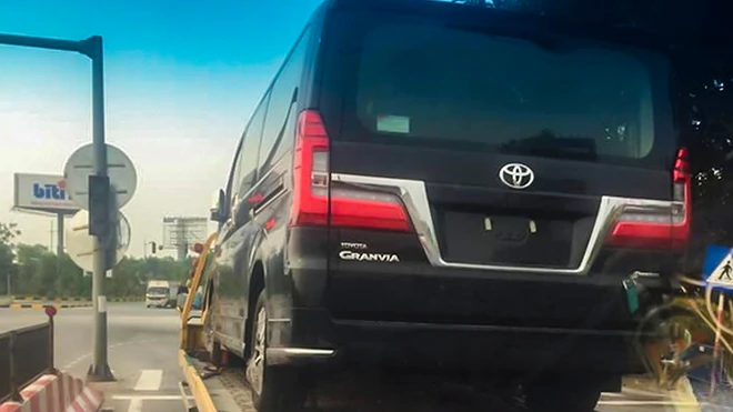 Xe MPV gia đình cỡ lớn Toyota Granvia xuất hiện tại Việt Nam