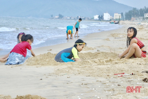 Bất chấp lệnh cách ly, nhiều người vẫn kéo nhau ra bãi biển Thiên Cầm