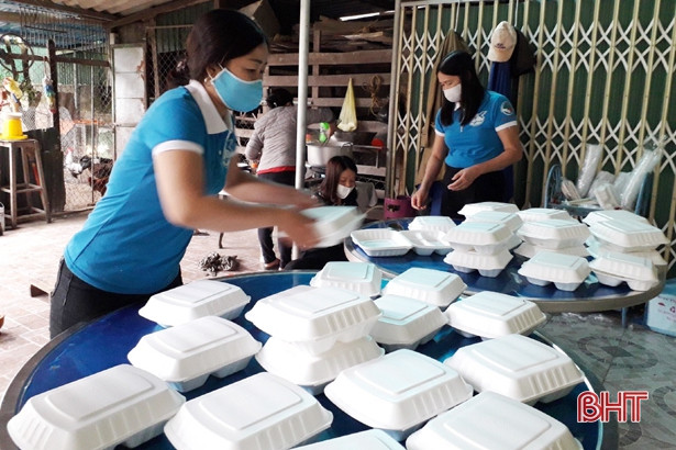 Hà Tĩnh: Một gia đình giáo dân trao tặng 70 suất ăn cho người ở khu cách ly