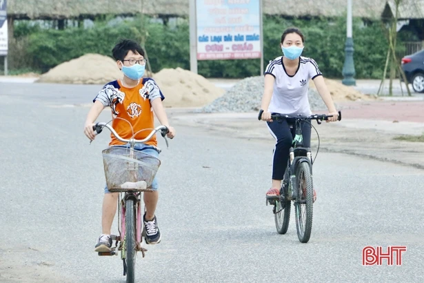 Bất chấp lệnh cách ly, nhiều người vẫn kéo nhau ra bãi biển Thiên Cầm