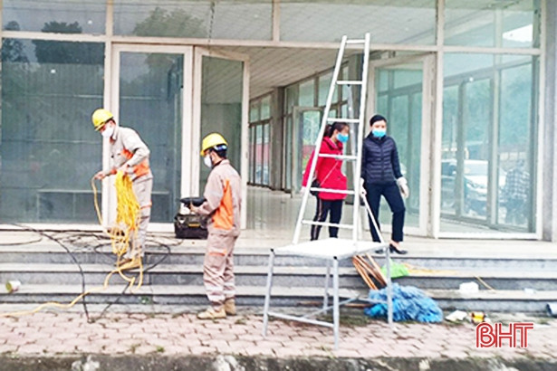 Lắp đặt xong hệ thống điện tại khu cách ly tập trung ở xã Sơn Tây