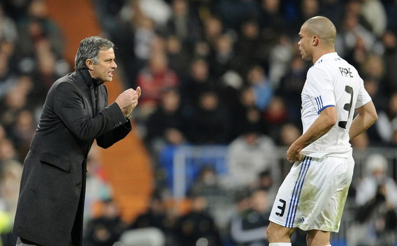 Mourinho và Pepe từng tạo nên cặp thầy trò chơi xấu nhất bóng đá nhiều năm trước. Ảnh: Getty . Đâu là đội bóng chơi xấu nhất lịch sử?