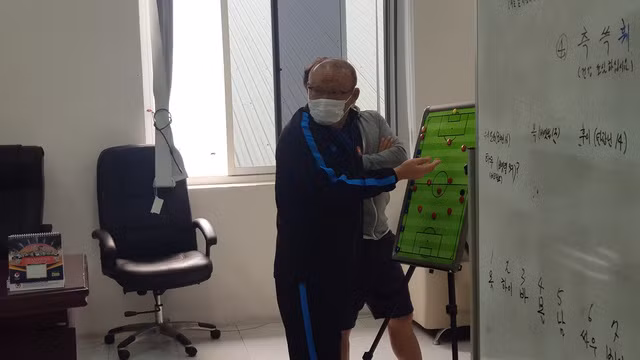 Một ngày làm việc của HLV Park Hang Seo trong giai đoạn dịch