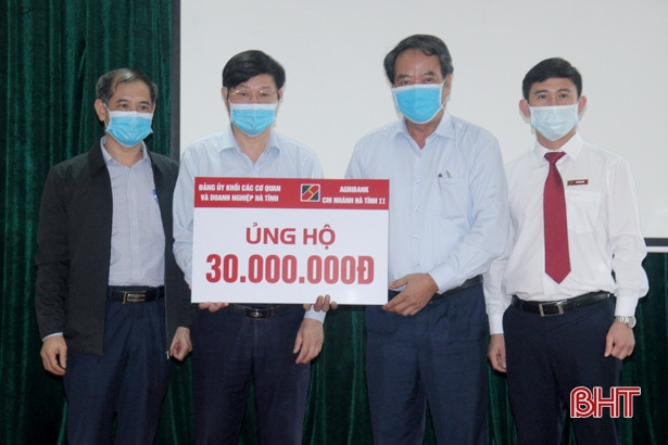 Các tổ chức, doanh nghiệp trao hỗ trợ Hà Tĩnh phòng chống dịch Covid-19 