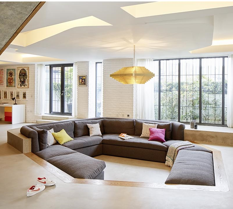 Không gian độc đáo của ngôi nhà có phòng khách được thiết kế chìm