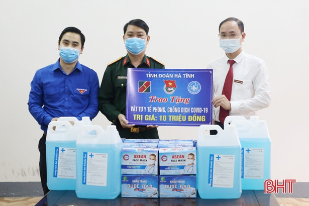 Trao tặng trạm rửa tay dã chiến và vật tư y tế phục vụ chống dịch Covid-19