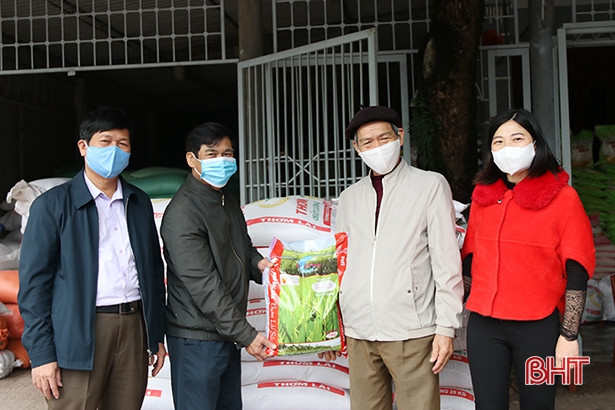 Thêm 1 giáo dân ở Hà Tĩnh ủng hộ 1,5 tấn gạo cho công tác phòng chống dịch Covid-19