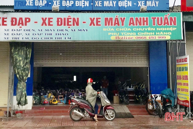 Phớt lờ chỉ đạo của cấp trên, nhiều cửa hàng không thiết yếu ở Cẩm Xuyên vẫn mở cửa