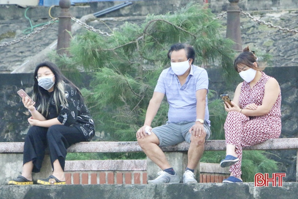 Bất chấp lệnh cách ly, nhiều người vẫn kéo nhau ra bãi biển Thiên Cầm