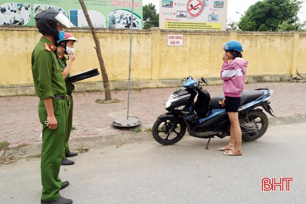 Đi chợ không đeo khẩu trang, thôn nữ ở Lộc Hà bị phạt 200 ngàn đồng