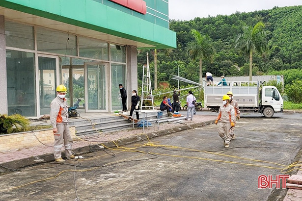 Lắp đặt xong hệ thống điện tại khu cách ly tập trung ở xã Sơn Tây