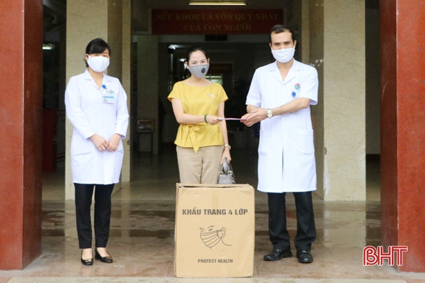 Bệnh viện Hà Tĩnh tiếp nhận nhiều vật tư y tế hỗ trợ phòng dịch
