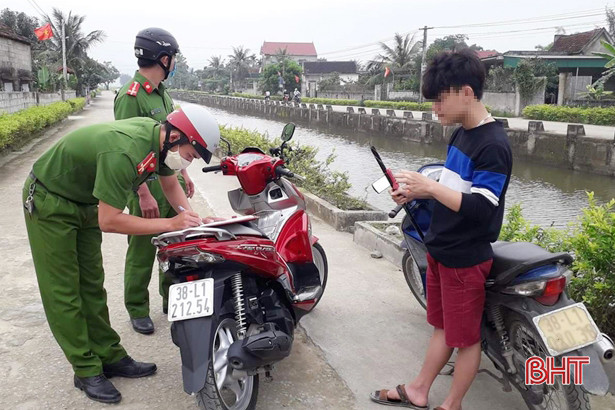 Xử phạt nhóm thanh niên ở Lộc Hà tụ tập đi câu cá không đeo khẩu trang