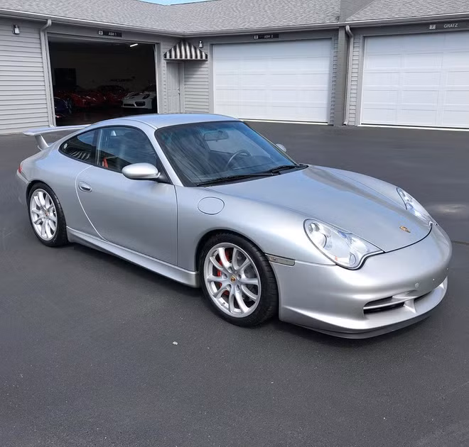 Bán đấu giá dàn siêu xe để ủng hộ bệnh nhân Covid-19