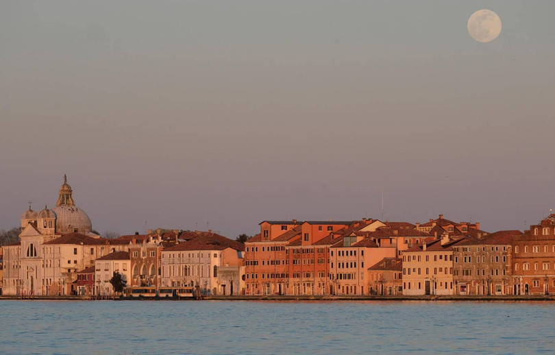 Siêu trăng lớn nhất năm rực sáng trên thế giới