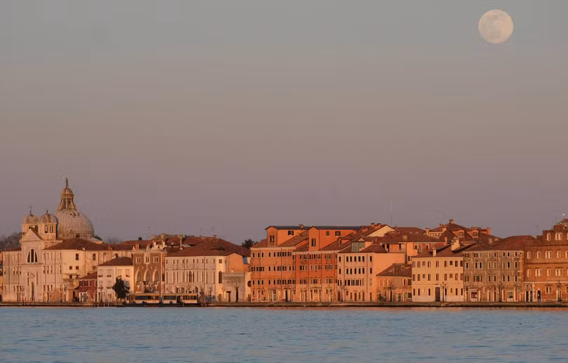 Siêu trăng lớn nhất năm rực sáng trên thế giới