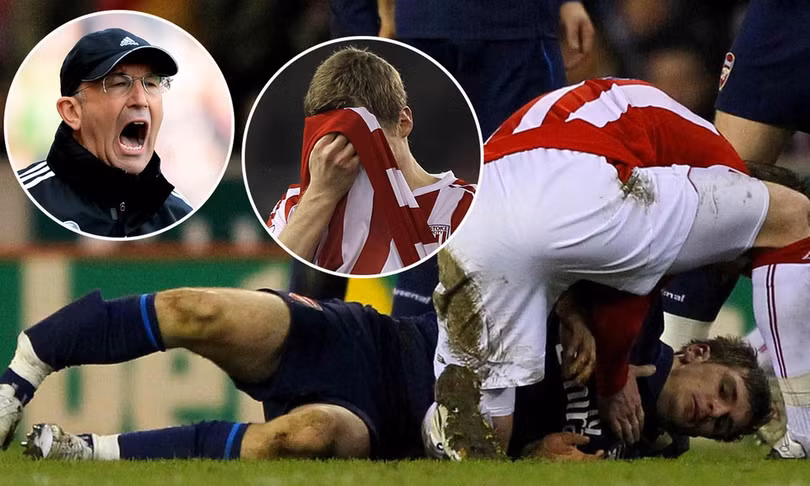 Sự cố kinh hoàng xảy ra với Ramsey nhiều năm trước. Ảnh: Getty. Đâu là đội bóng chơi xấu nhất lịch sử?