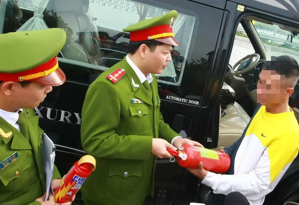 Bộ Công an đề xuất bỏ quy định ôtô 4 chỗ phải lắp bình chữa cháy