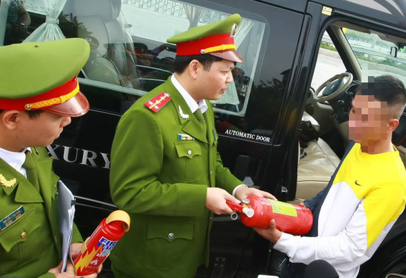 Bộ Công an đề xuất bỏ quy định ôtô 4 chỗ phải lắp bình chữa cháy