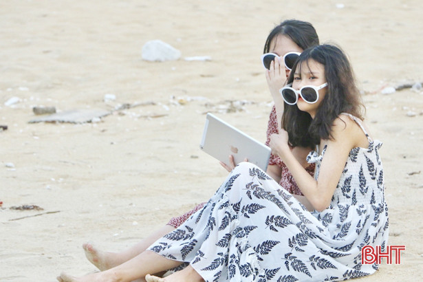 Bất chấp lệnh cách ly, nhiều người vẫn kéo nhau ra bãi biển Thiên Cầm