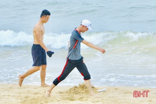 Bất chấp lệnh cách ly, nhiều người vẫn kéo nhau ra bãi biển Thiên Cầm