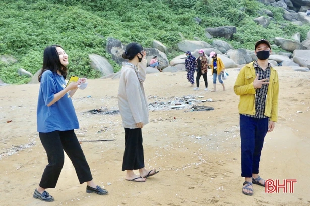 Bất chấp lệnh cách ly, nhiều người vẫn kéo nhau ra bãi biển Thiên Cầm