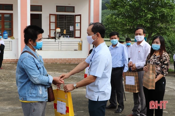 Vũ Quang, Hương Khê bàn giao công dân hoàn thành cách ly tập trung