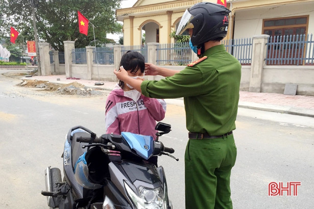 Đi chợ không đeo khẩu trang, thôn nữ ở Lộc Hà bị phạt 200 ngàn đồng