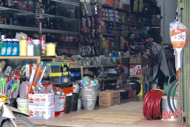 Phớt lờ chỉ đạo của cấp trên, nhiều cửa hàng không thiết yếu ở Cẩm Xuyên vẫn mở cửa