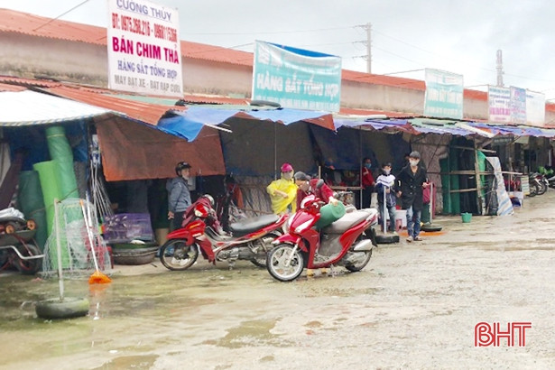 Phớt lờ chỉ đạo của cấp trên, nhiều cửa hàng không thiết yếu ở Cẩm Xuyên vẫn mở cửa