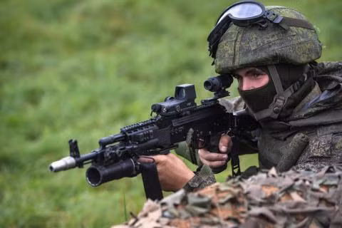 Khả năng vượt trội của AK-12 trước súng Mỹ